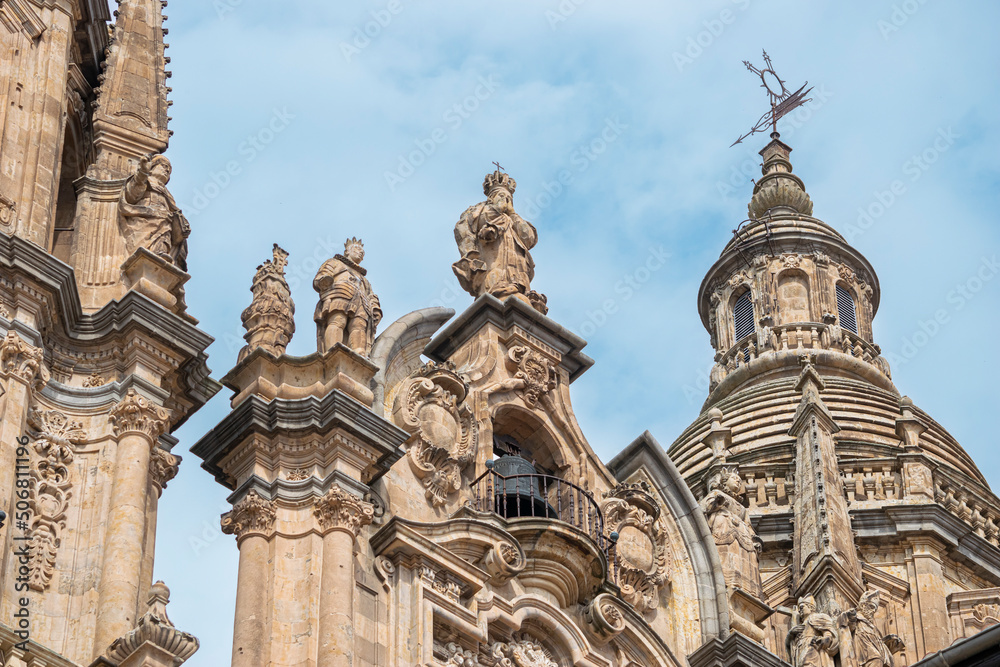 Espadaña y campanario con veleta de la iglesia La Clerecía, actual universidad pontificia de Salamanca, España