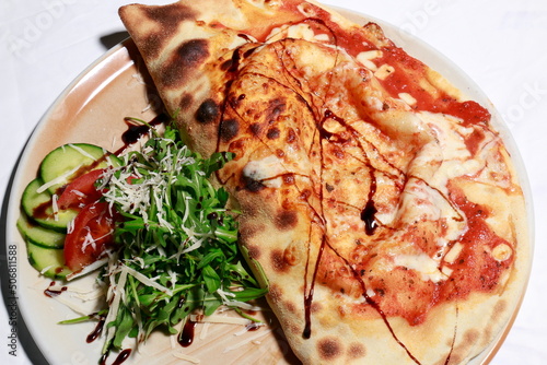 Obraz na płótnie Pizza Calzone, Salat w salonie