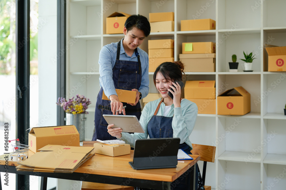 Asian couples doing SMEs deliver their products online to customers who order products via the Internet, helping to sell happily : Work From Home online Asian couples doing SMEs deliver their products online to customers who order products via the Internet, helping to sell happily : Work From Home online