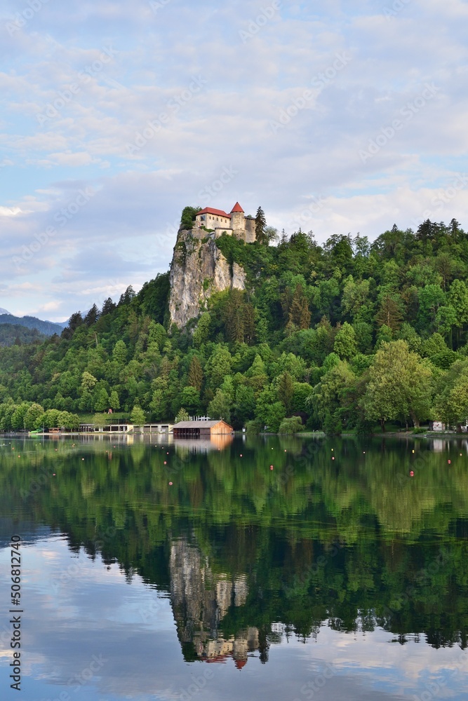 Obraz premium Die Burg Bled, ursprünglich Burg Veldes genannt im See verspiegelt