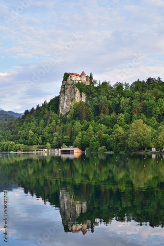 Die Burg Bled, ursprünglich Burg Veldes genannt im See verspiegelt