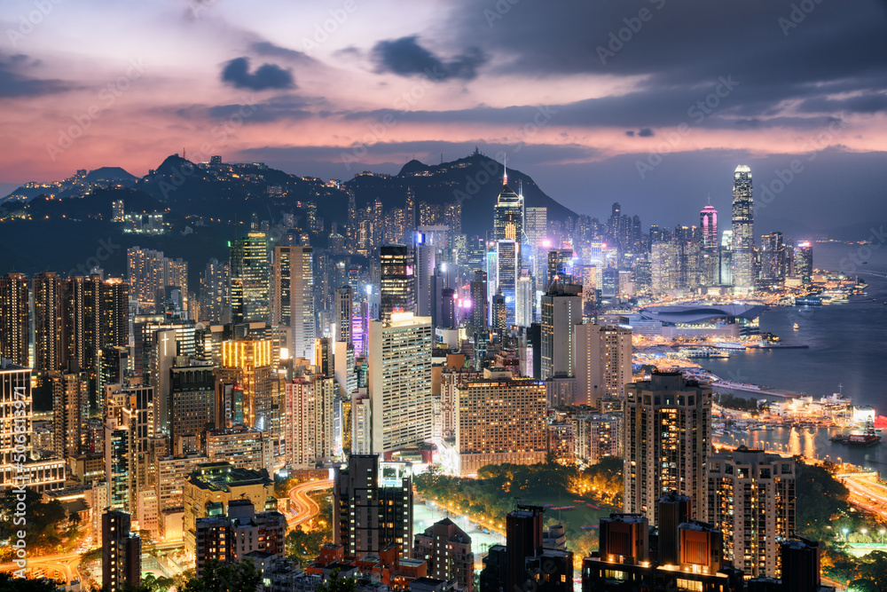 Naklejka premium Beautiful aerial view of skyscrapers in Hong Kong at sunset