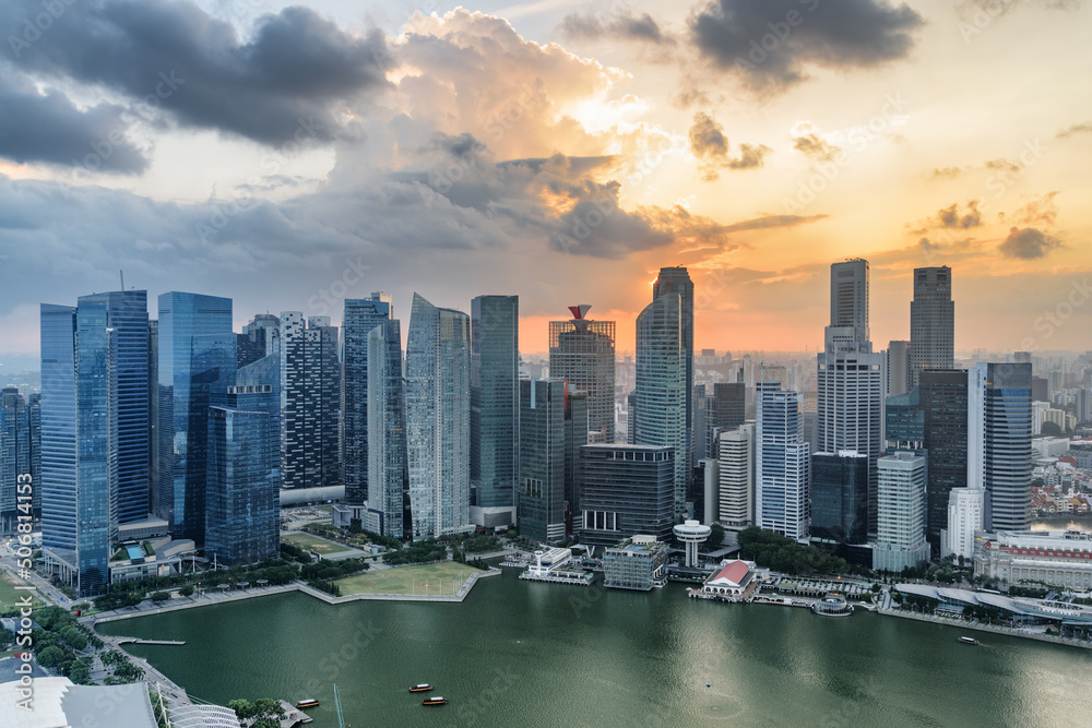 Obraz premium Aerial view of Marina Bay and skyscrapers at sunset, Singapore