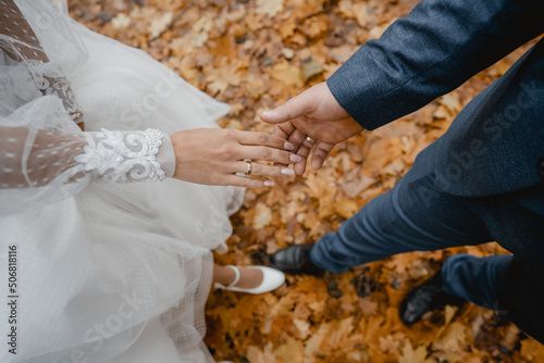 Billede på lærred bride and groom holding hands