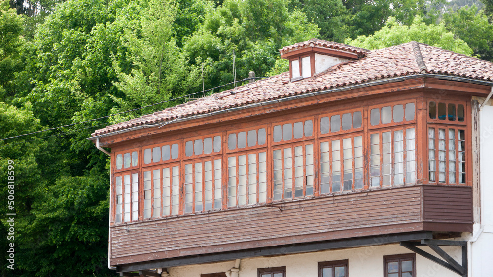 Galería en ventanal de madera de casa rural