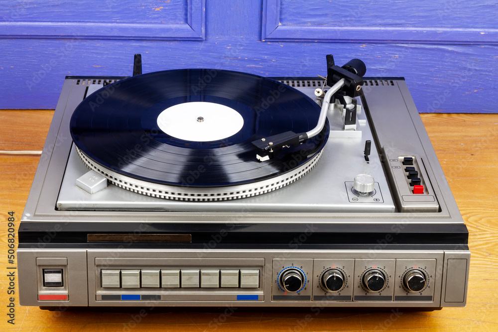 Obraz premium Vintage turntable vinyl record player with black vinyl