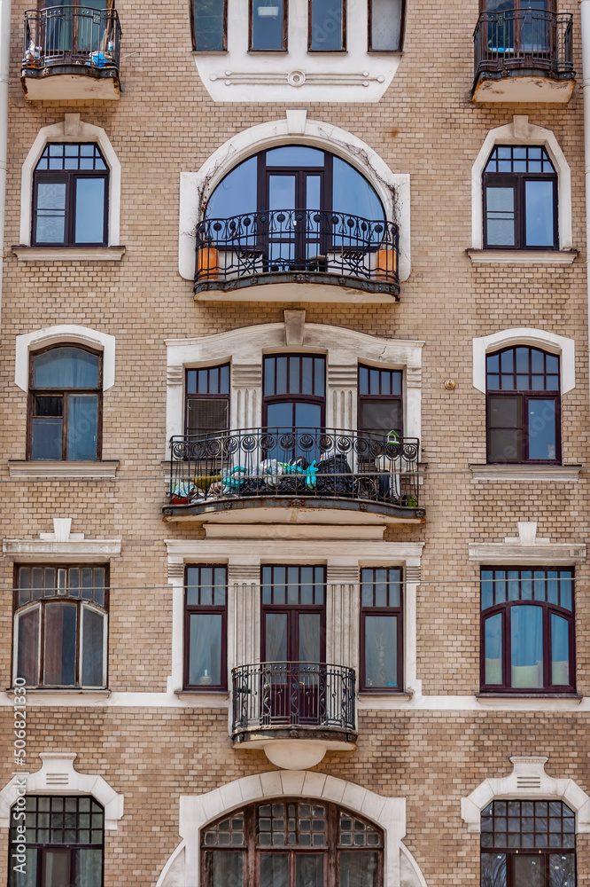 Obraz premium St. Petersburg, Russia, May 9, 2022. Fragment of the facade of a building, in ​​historical part of the city. 