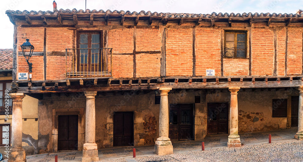 Fachada de la antigua escuela de niñas de la localidad burgalesa de Lerma Fachada de la antigua escuela de niñas de la localidad burgalesa de Lerma
