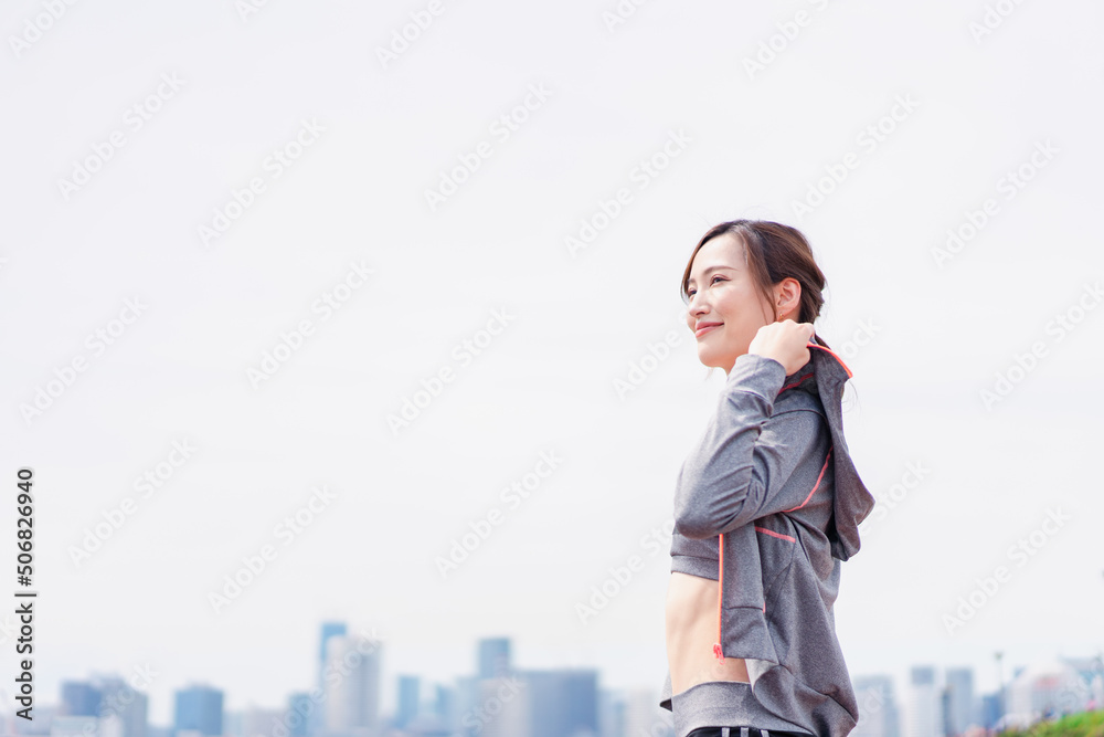 スポーツウェアに着替える若い女性 スポーツウェアに着替える若い女性