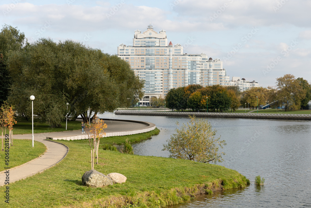 Obraz premium Cityscape on a sunny autumn day, Minsk and the embankment of the river Svisloch