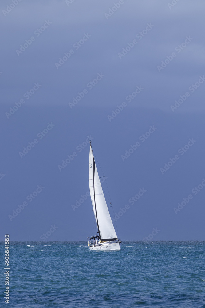 Obraz premium Sailboat on the sea, sunset.
