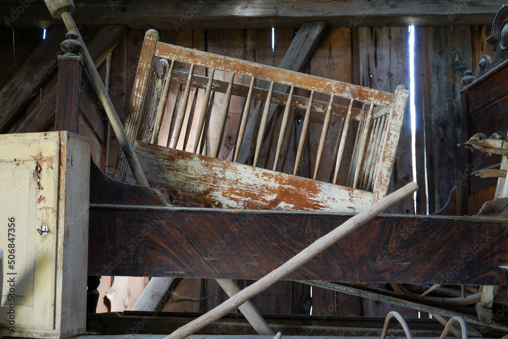 Obraz premium Antique wooden furniture in a barn
