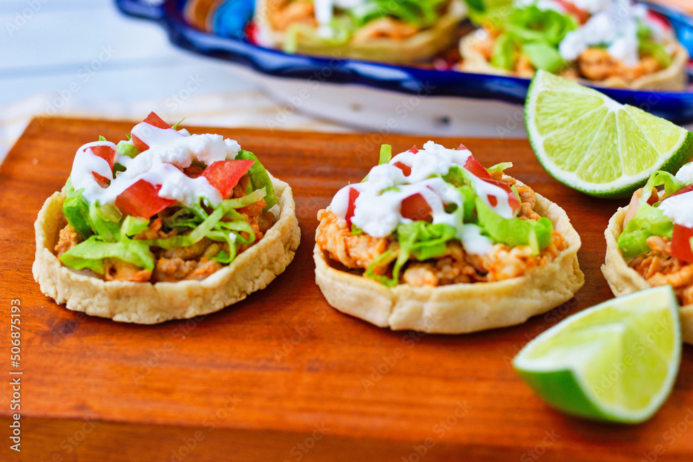 伝統的なメキシコ料理のソペス　ライムを添えて　Traditional Mexican Sopes served with Lime	