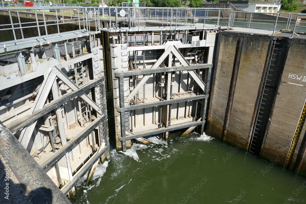 Ein Schleusentor öffnet sich an der Mosel Ein Schleusentor öffnet sich an der Mosel