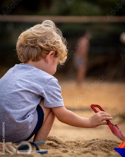 MENINO LOIRO BRINCANDO NA PRAIA 