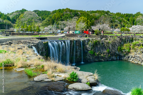 原尻の滝「春風の季節・滝のパノラマ風景」
Harajiri Waterfall 