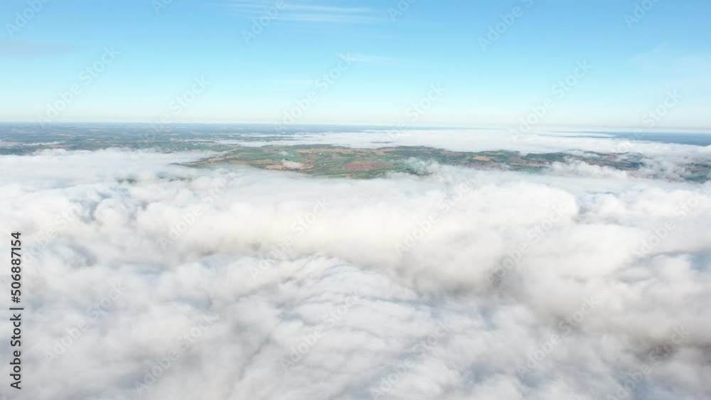 Sobre as nuvens com drone Sobre as nuvens com drone