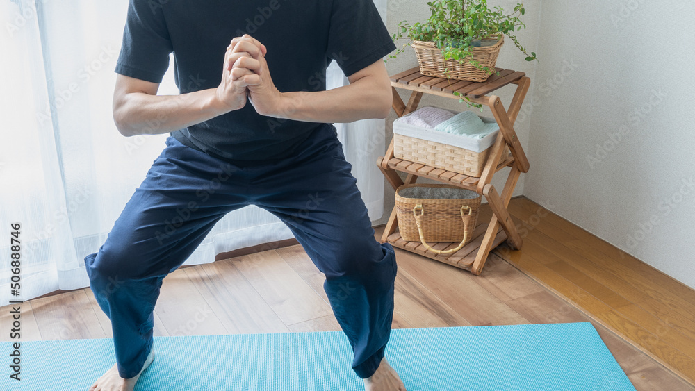 家で筋トレをする男性 スクワットトレーニング Stock Photo Adobe Stock 家で筋トレをする男性 スクワットトレーニング Stock Photo Adobe Stock