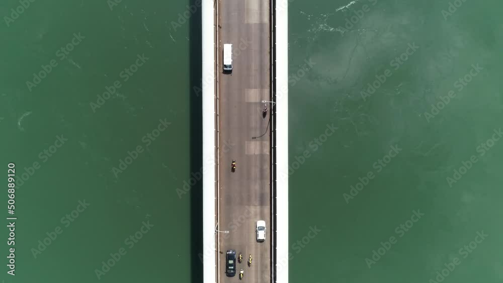 Imagem aérea de drone sobre a ponte da amizade 