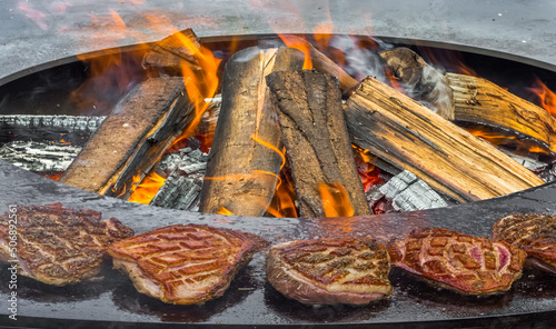 Grillades de magrets de canard sur brasero  photo