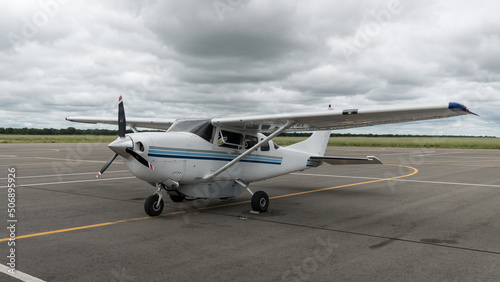 Eine Cessna 206 Stationair (Kleinflugzeug) auf dem Vordeld eines Flugplatz (Airstrip) in Simbabwe photo