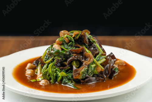 Nutritious and refreshing small cold dish - fungus mixed with spinach