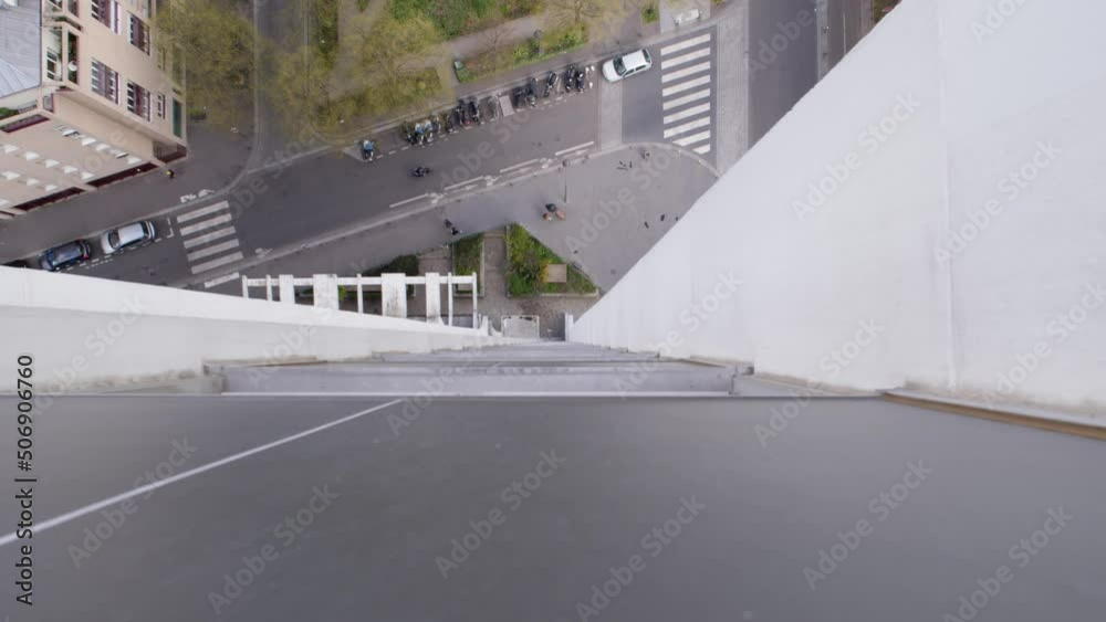 Vue d'une rue depuis un grand immeuble