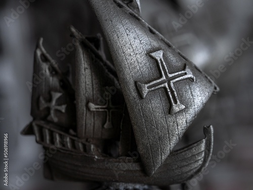 Caravela portuguesa em chumbo, miniatura de um jogo de xadrez sobre a era dos descobrimentos; cruz de cristo