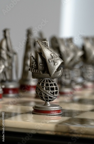 Xadrez sobre os descobrimentos; caravela portuguesa em chumbo. Jogos antigo.
