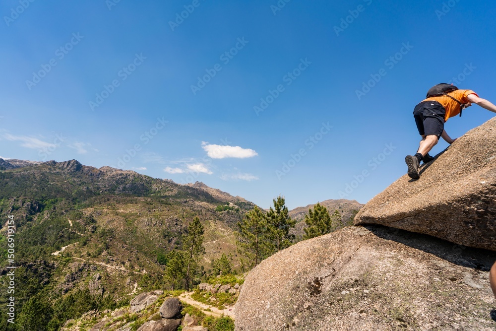 Φωτογραφία Jovem subindo montanha no parque nacional do geres