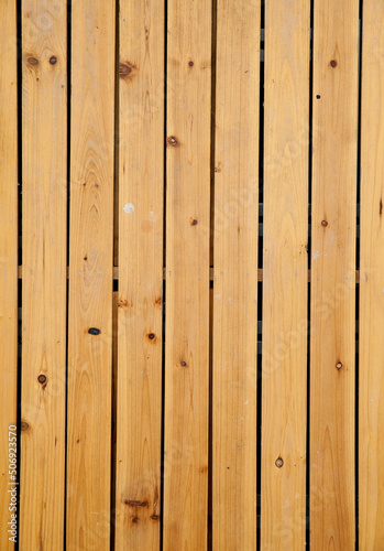 Detalle de tablas estrechas de madera de pino 2