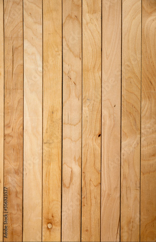 Detalle de tablas estrechas de madera de pino