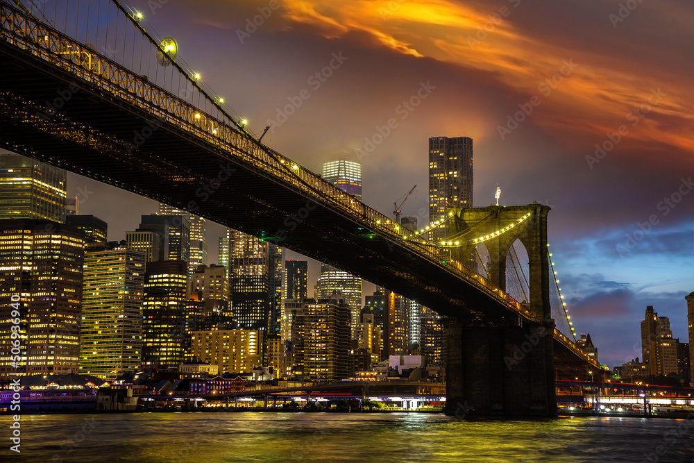 Fototapeta premium Brooklyn Bridge and Manhattan at night