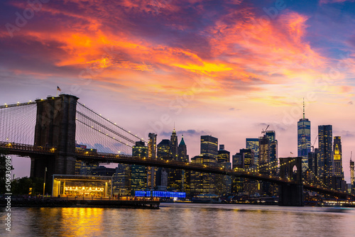 Fototapeta Naklejka Na Ścianę i Meble -  Brooklyn Bridge and Manhattan at sunset