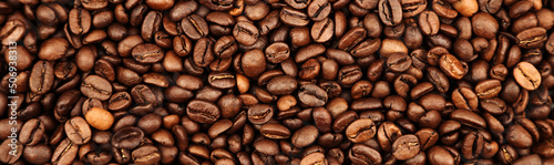 Print op canvas Close-up of roasted brown coffee beans wide background