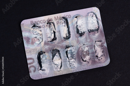 On the blister with pills, an image of the banknote of Mexico is applied.