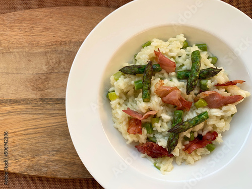 Risotto con asparagi e speck. Piatto italiano di primavera. Direttamente sopra.