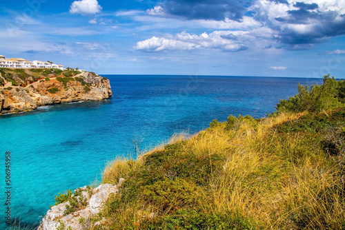 Traumhafter Panorama Blick   ber die Klippen der Cala Romantica