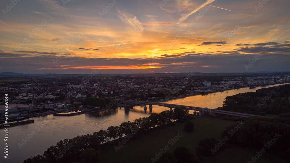 Stadt Worms mit dem Rhein in der Rheinbrücke im Sonnenuntergang