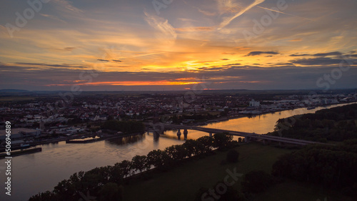 Stadt Worms mit dem Rhein in der Rheinbrücke im Sonnenuntergang