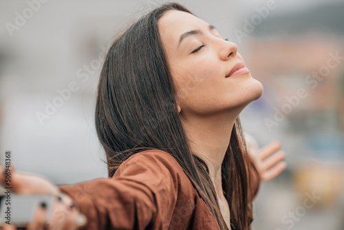 Φωτογραφία girl breathing relaxed outdoors