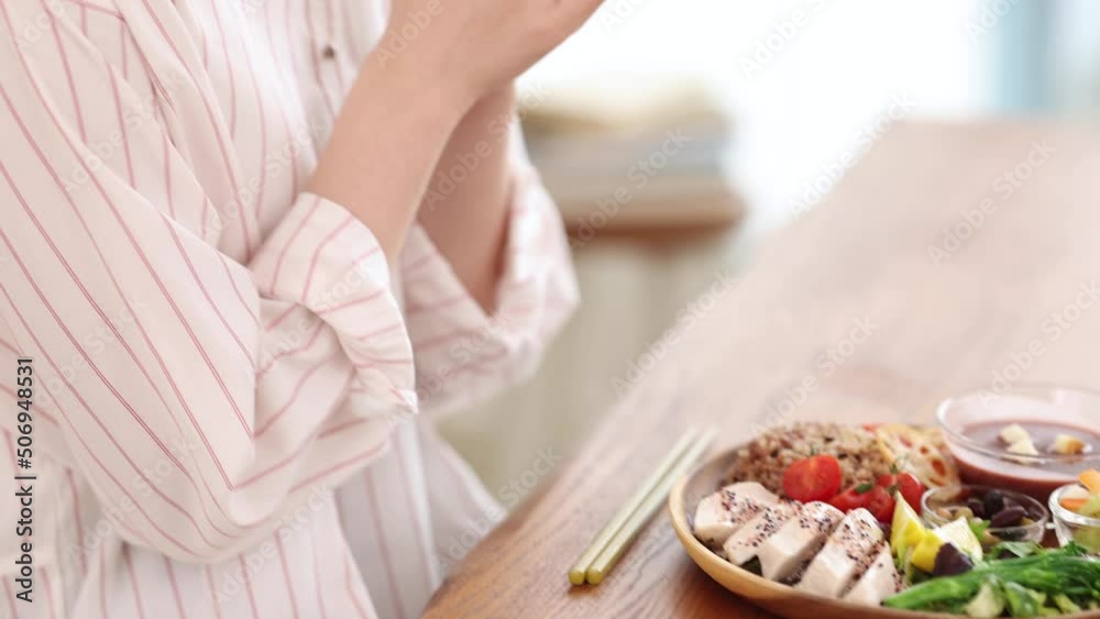食事をする若い女性 食事をする若い女性
