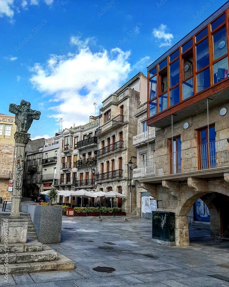 Céntrica plaza de un pueblo de Galicia