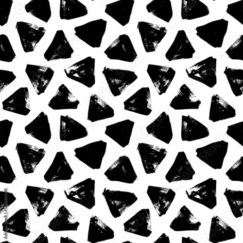 Grunge triangles vector seamless pattern. Repeating geometric shapes. Black geometric brush strokes. Modern abstract texture with rough triangles. Modern stylish repeating texture. Retro style pattern