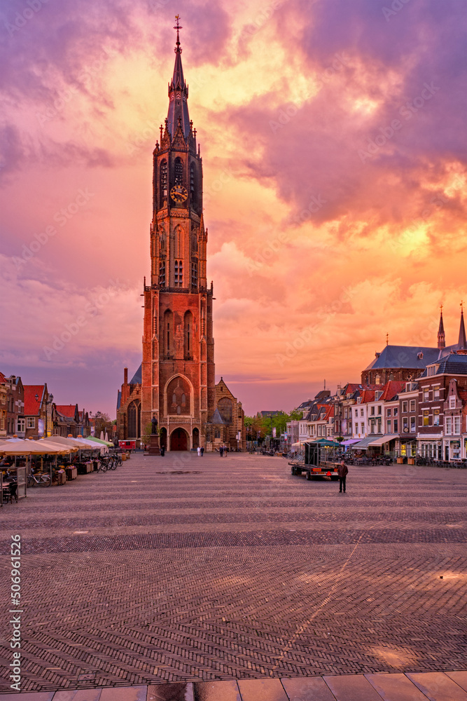 Obraz premium Nieuwe Kerk New Church protestant church on Delft Market Square Markt with people