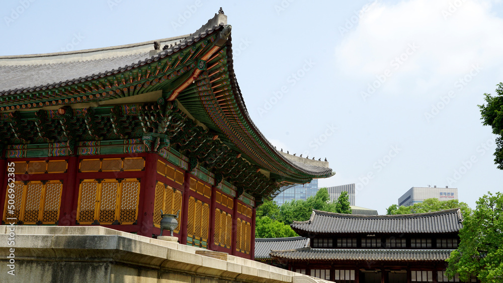 대한민국 서울 시청앞 덕수궁 내부 궐 과 지붕 벽돌 문양들