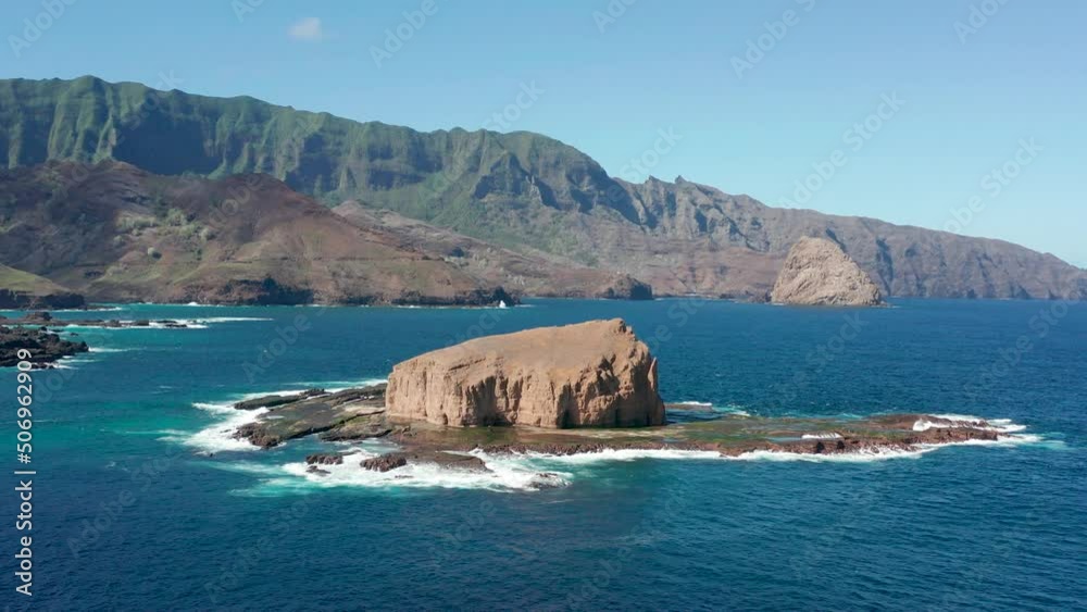 vue de la cote sud de l'ile aux chevaux l'île de ua huka dans l'archipel des marquises en polynésie francaise