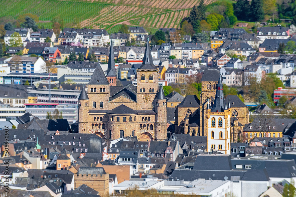 Fototapeta premium Trierer Altstadt mit dem Trier Dom, Rheinland-Pfalz, Deutschland