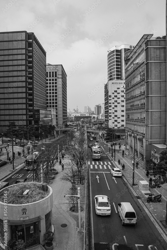 서울 도심의 건물과 자동차들