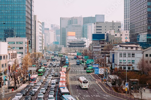분주한 서울 도심의 풍경